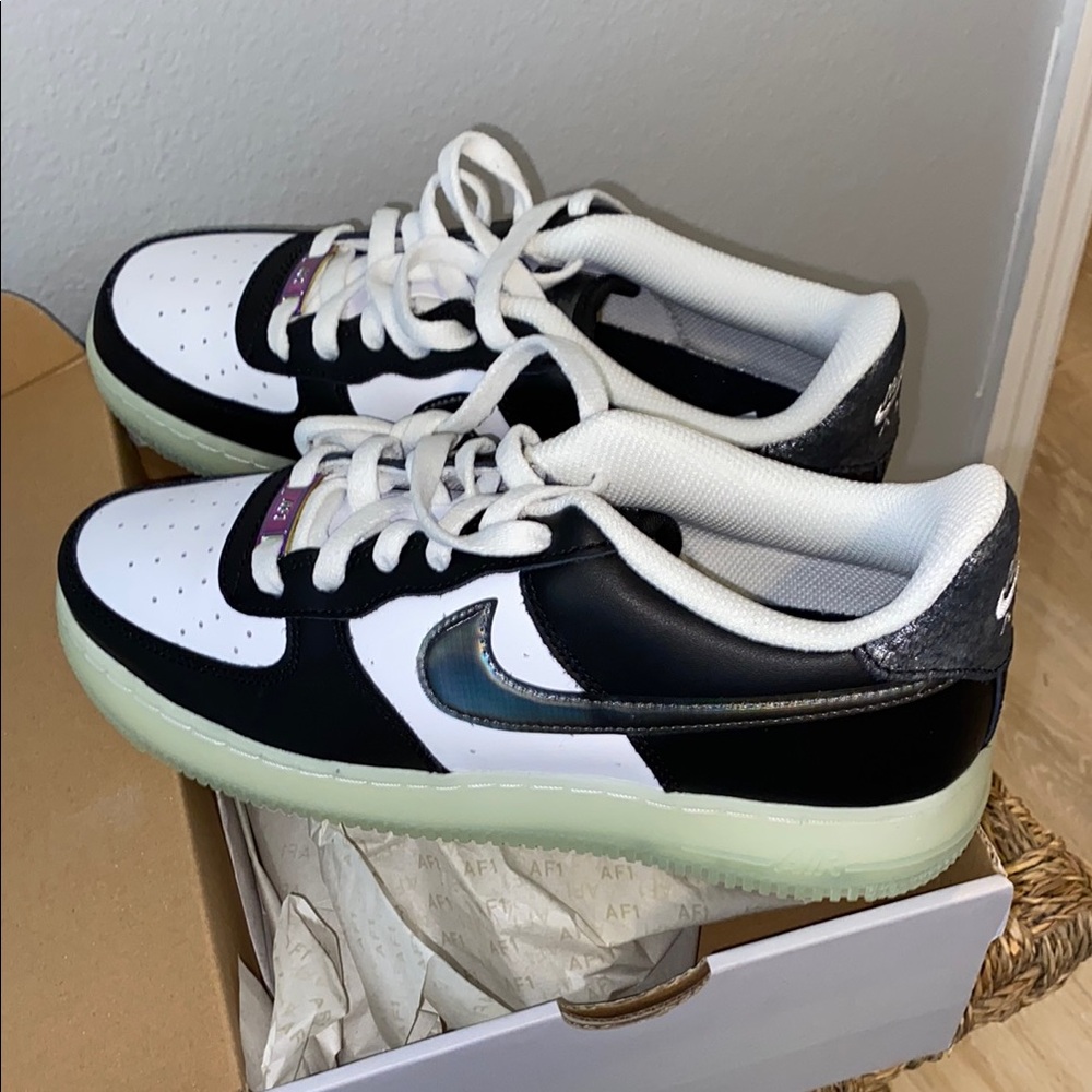 7Y/8.5 Women Nike Black and White Sneakers with Luminous Sole